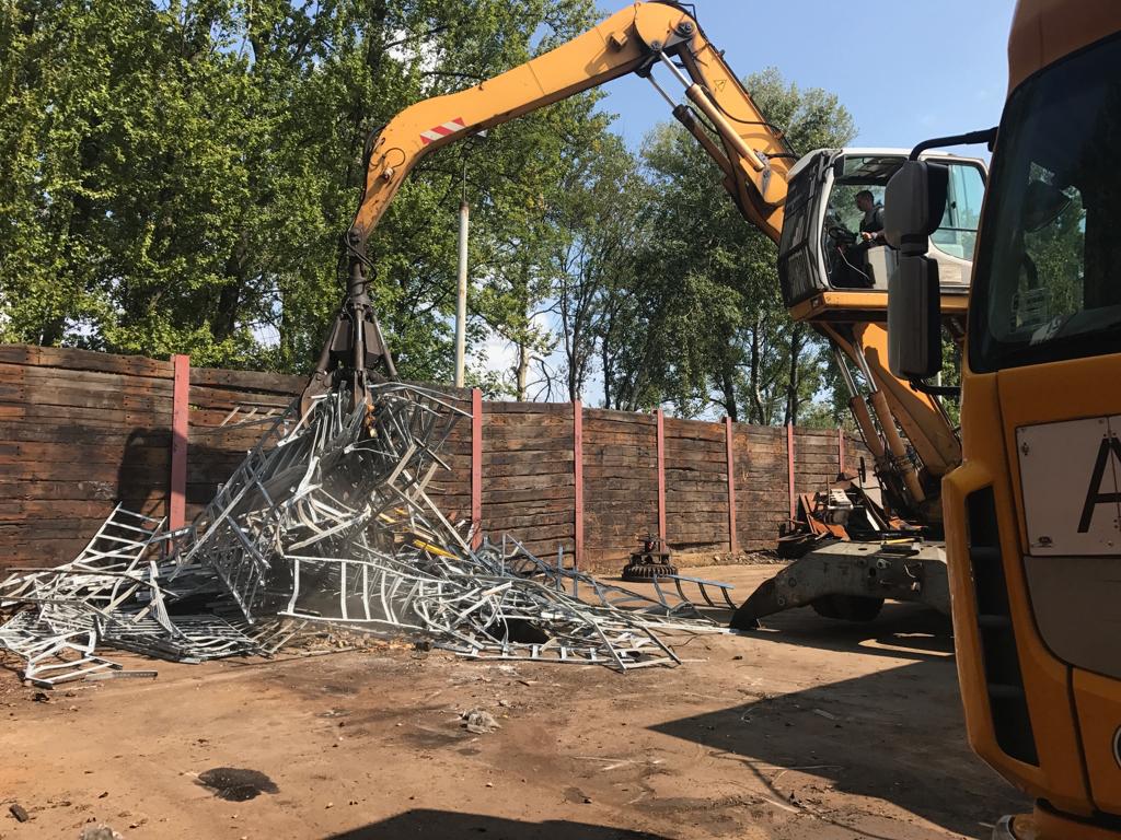 koparka-sortuje-zlom